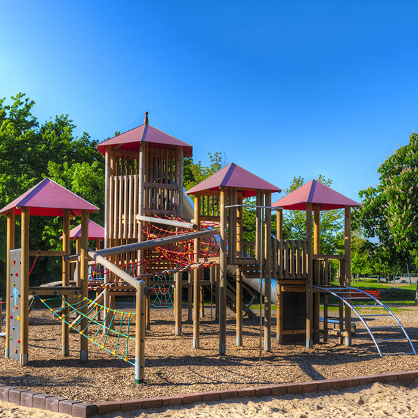 Immobilien in Köln: Spielplätze für Kinder und Familien im grünen Stadtteil Köln Lövenich / Eigentumswohnungen für Paare